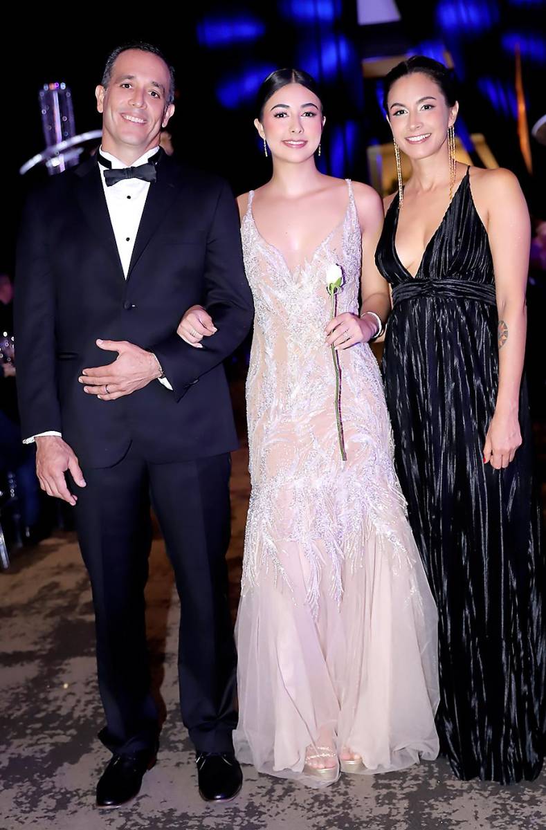 Camila Jeffs con sus padres Alejandro Jeffs y Saro Rivera