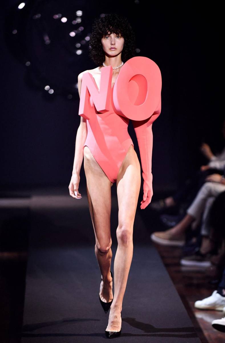 El dúo Viktor&amp;Rolf cumple tres décadas divirtiéndose en la alta costura y lo celebraron en un peculiar desfile en París que recoge sus logros, empezando por su humor surrealista. La apuesta esta conformada en su mayoría por bañadores y bodies en versión alta costura.