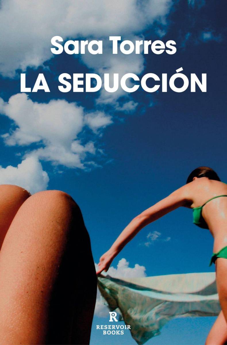 Una joven fotógrafa contacta con una escritora 20 años mayor que ella para fotografiarla mientras esta última trabaja en su nueva novela, que llevará por título “<i>La seducción”, </i>propiedad de la escritora, es el lugar donde estas dos mujeres convivirán durante unos días. La relación entre ambas será extraña e incómoda, pero lo será aún más con la irrupción de Greta, amiga de la novelista.