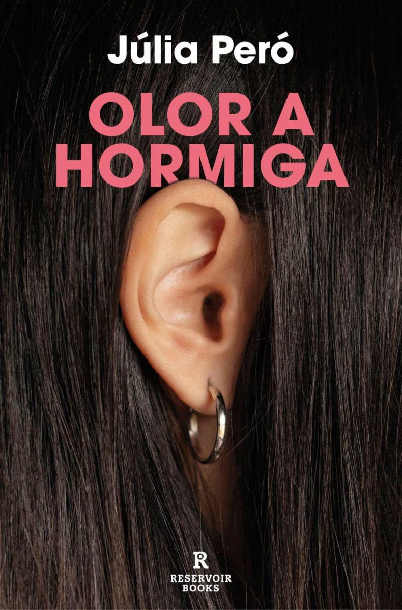 Uno de los debuts más esperados de 2024 en cuanto a novela se refiere. La artista y poeta Júlia Peró publicó a principios de año “Olor a hormiga”, un libro que aborda la soledad que sufren cada vez más las personas mayores, valorada como epidemia en muchos países.