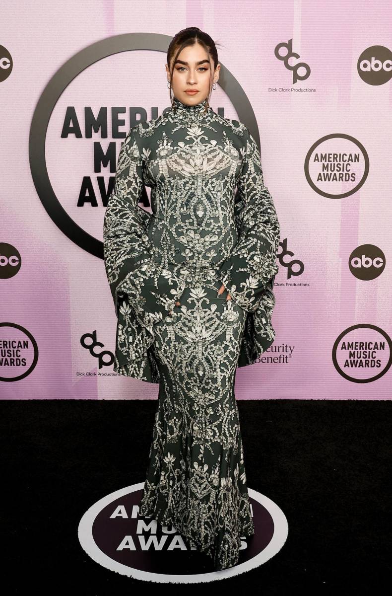 Lauren Jauregui en Norma Kamali.
