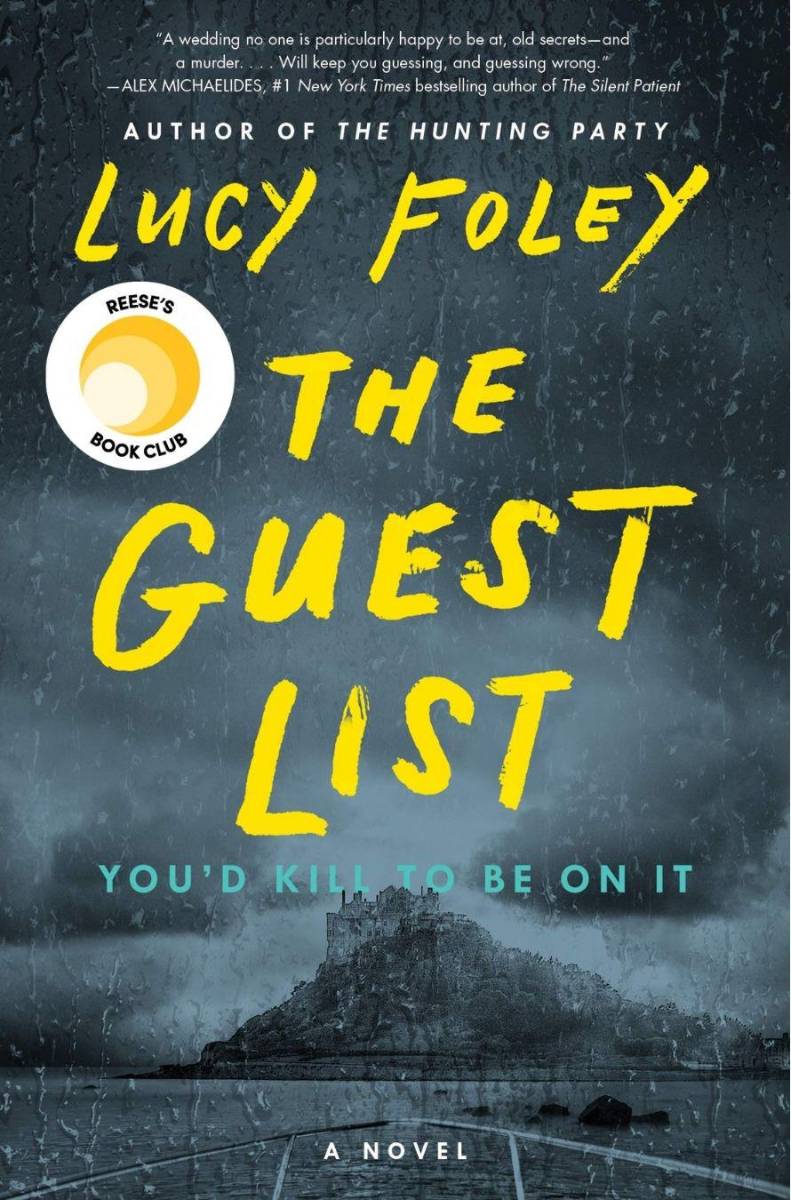 La lista de invitados, por Lucy FoleyEn una isla frente a la costa de Irlanda, los invitados se reúnen para celebrar la unión de dos personas. El novio: guapo y encantador, una estrella de televisión en ascenso. La novia: inteligente y ambiciosa, editora de una revista. Es una boda para una revista, o para una celebridad: el vestido de diseñador, el lugar remoto, los lujosos obsequios para los invitados, el whisky de boutique. La cobertura de celular puede ser irregular y las olas pueden ser bravas, pero cada detalle ha sido planeado con maestría y será ejecutado con maestría.