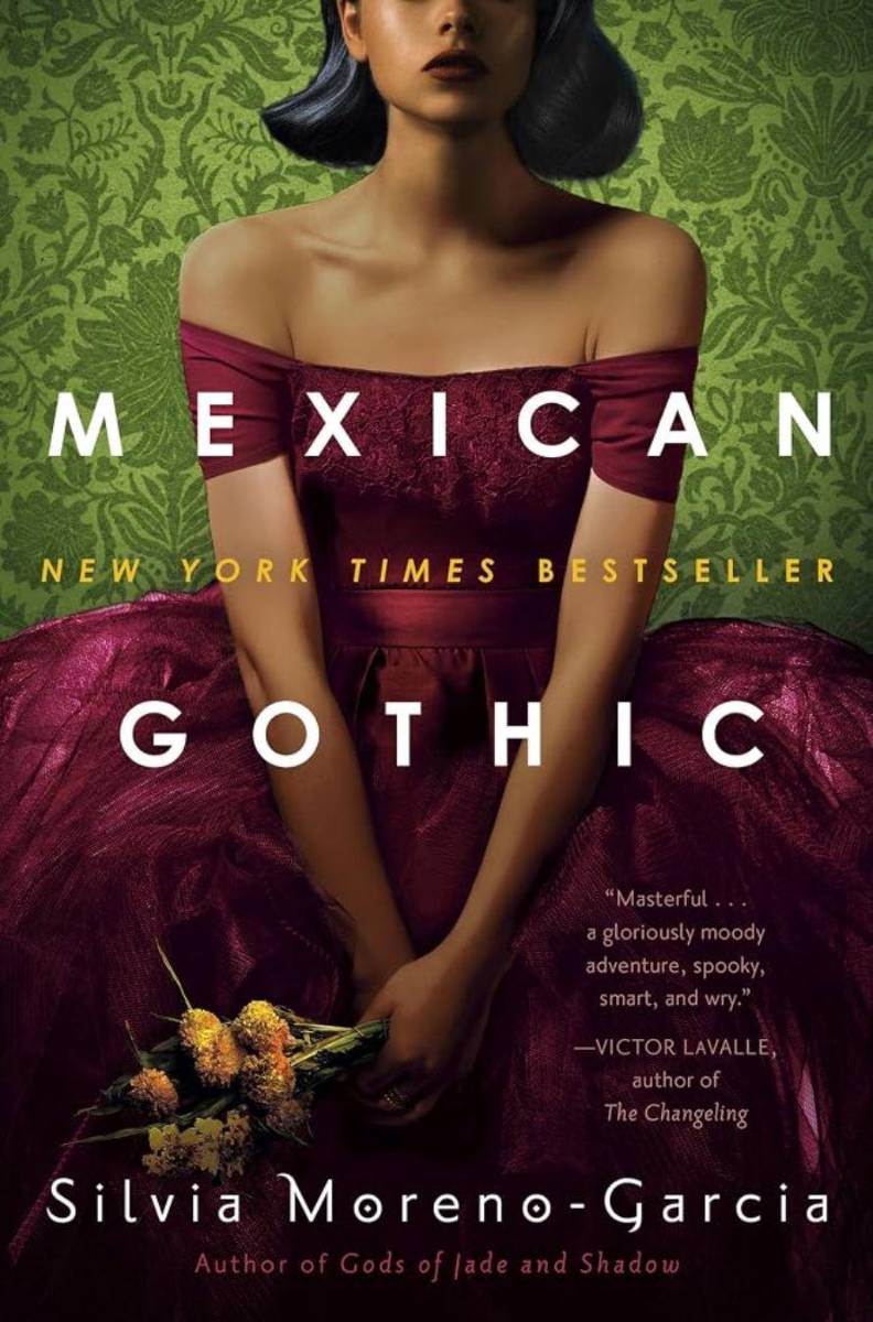 Gótico, por Silvia Moreno-GarcíaDespués de recibir una carta frenética de su prima recién casada suplicando que alguien la salve de una misteriosa fatalidad, Noemí Taboada se dirige a High Place, una casa remota en el campo mexicano. No está segura de lo que encontrará: el esposo de su prima, un apuesto inglés, es un extraño, y Noemí sabe poco sobre la región. Noemí, hipnotizada por el aterrador pero seductor mundo de High Place, pronto podría descubrir que le es imposible abandonar jamás esta enigmática casa.