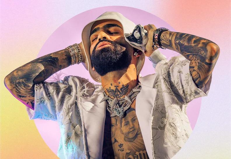 Austin Santos, mejor conocido como Arcángel, ha cautivado a su público desde sus inicios en el 2000, con su estilo único y versátil. A lo largo de su carrera, ha colaborado con destacados artistas internacionales como Daddy Yankee, Don Omar, De La Ghetto, Bad Bunny y J Balvin, consolidándose así como uno de los referentes principales del género urbano.