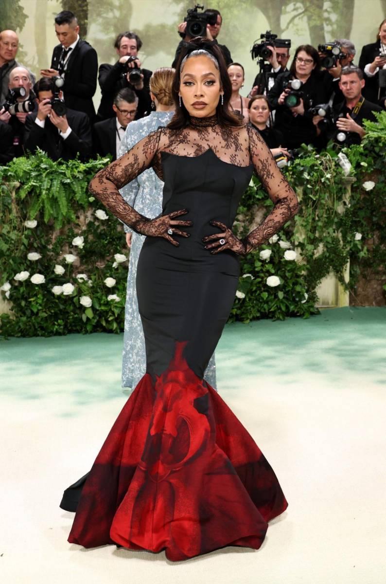 Lala.Aliada del glamour urbano. Lala ha hecho de su presencia en la Met un desfile de poder femenino con acento neoyorquino. 
