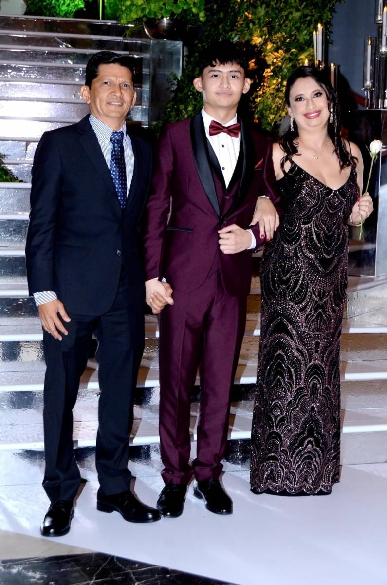 José Enrique y José Alberto Rivera con Ana Isabel Mendoza