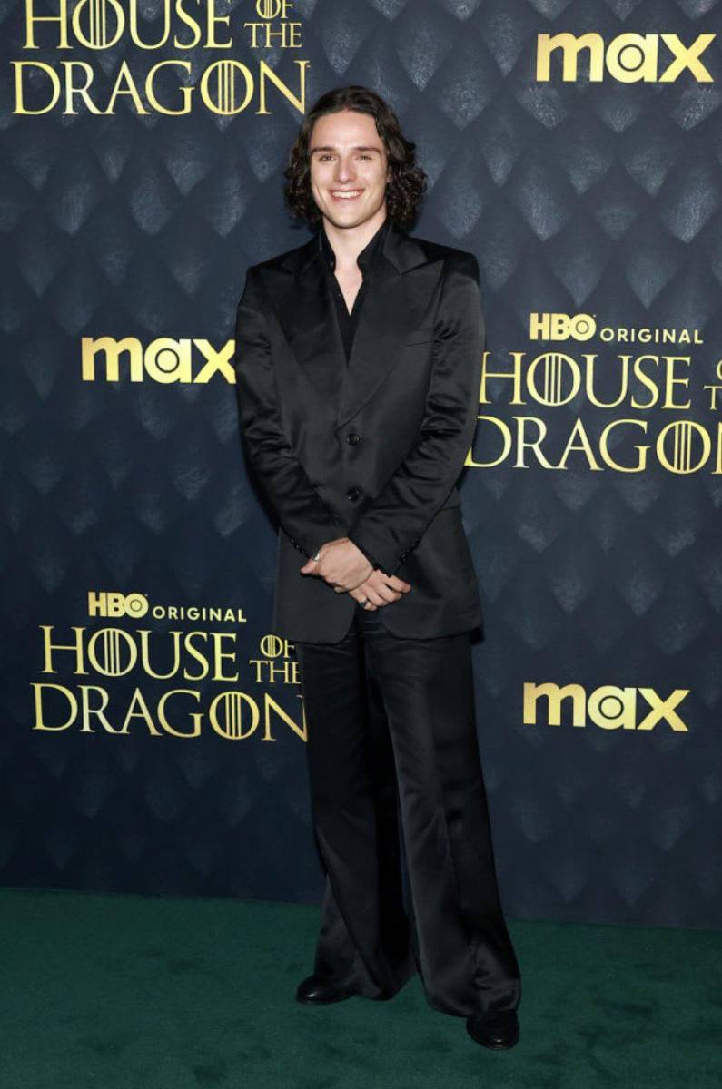 Harry Collet llegó con un traje negro que sobresale por sus pantalones acampanados.