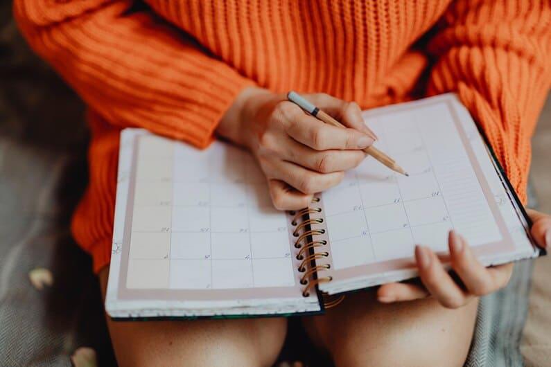 <b>Revisa y ajusta tus metas regularmente</b>: Al final de cada semana o mes, evalúa tu progreso y ajusta tus metas si es necesario. Esto te ayudará a mantenerte enfocado y motivado.