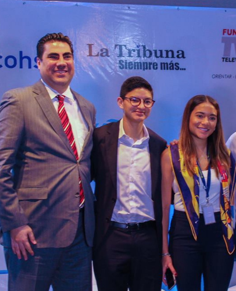 Actualmente trabajo en todo lo que conlleva marketing, redes sociales, comunicación y relaciones públicas. Desde pequeña me interesaban mucho los medios de comunicación, quizás porque crecí alrededor de ellos, pero es ahora cuando me doy cuenta que soy feliz en la industria donde estoy. 