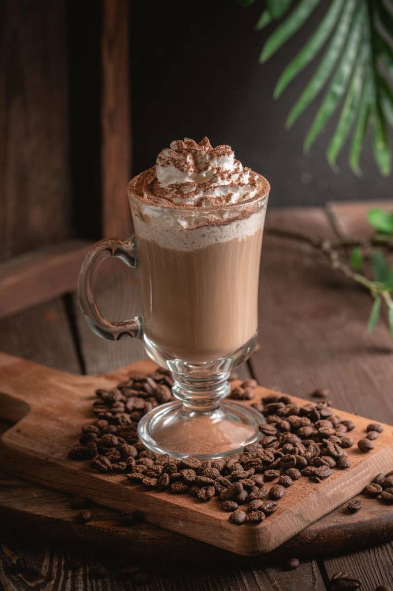 <b>7. CAFÉ AZUCARADO O SABORIZADO.</b> Las bebidas a base de café como mocas, frappés o macchiatos de caramelo pueden ser una dulce bomba de azúcar. De hecho, algunas bebidas pueden contener hasta 70 gramos de azúcar, lo que equivale a 280 calorías o más por porción. Tomar una de estas bebidas en el desayuno puede aumentar rápidamente tus niveles de azúcar en sangre. Esto hará que tu cuerpo secrete insulina para reducir esos niveles, lo que puede hacer que te sientas hambriento o irritable. 