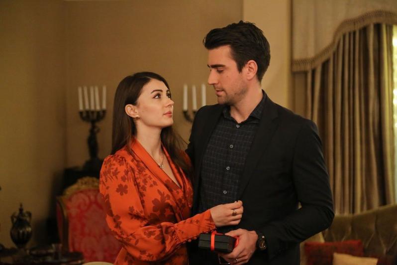 <b>Prime Video: La trampa del amor</b>Ayse es la menor de tres hermanos, uno desafortunado y el otro manipulador y acosador. Aunque esta quiere casarse con su amor Berk, teme a sus hermanos y al matrimonio forzoso, por lo que decide desaparecer del barrio.