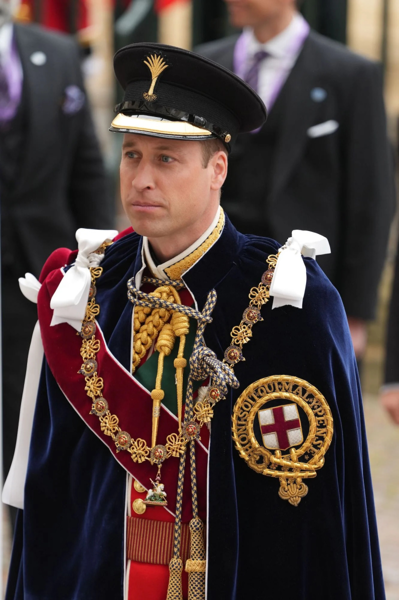 William llegó a la Abadía de Westminster vestido con una túnica formal a petición del rey Carlos y la reina Camila.