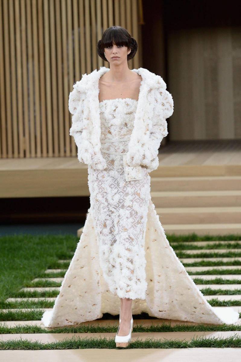Sin duda alguna, las colecciones nupciales de Chanel son un viaje fascinante a través de la historia. Los detalles meticulosos y la artesanía excepcional de esta pieza de la colección primavera 2016 la convierten en una obra maestra de la alta costura.