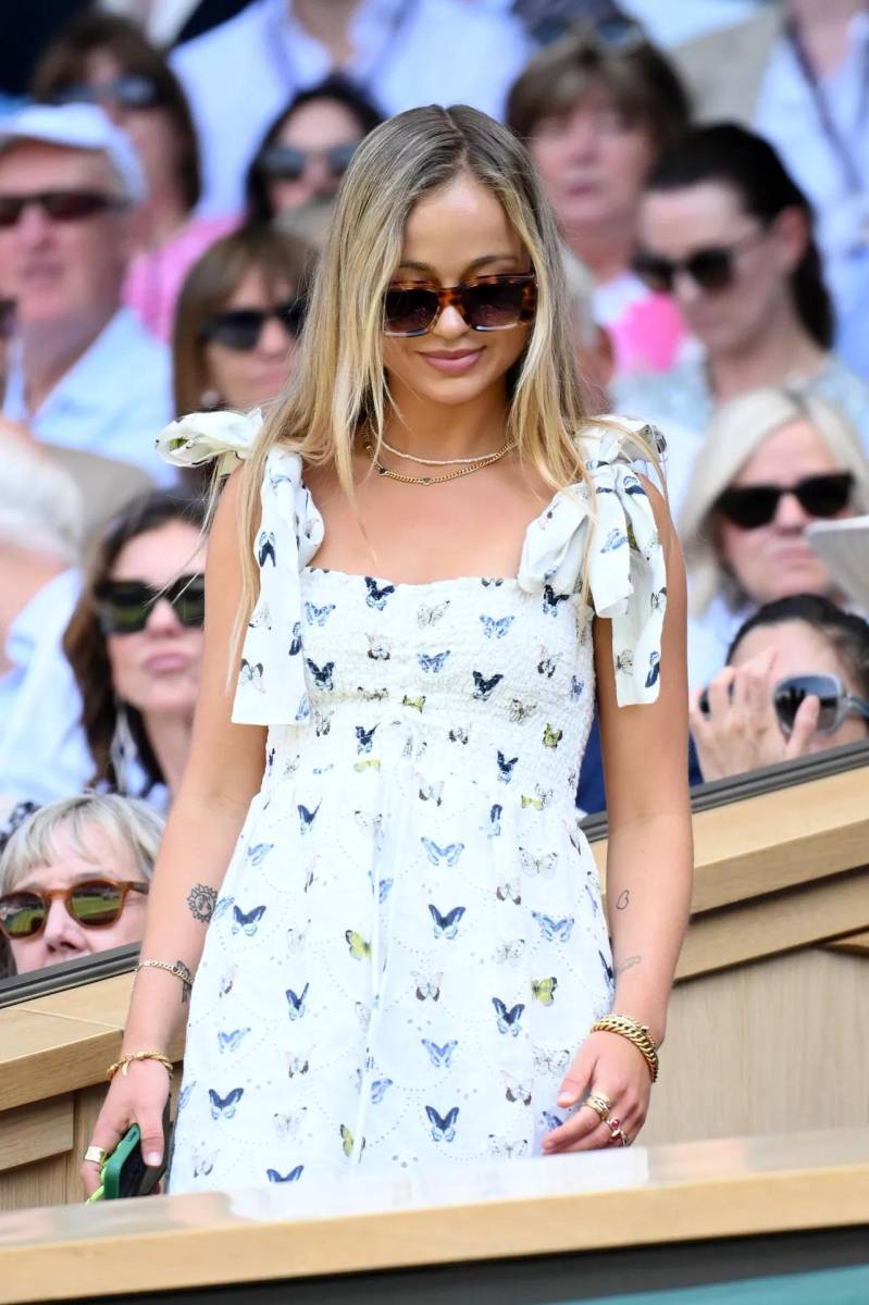 Con un vestido de mariposa lució Lady Amelia Windsor