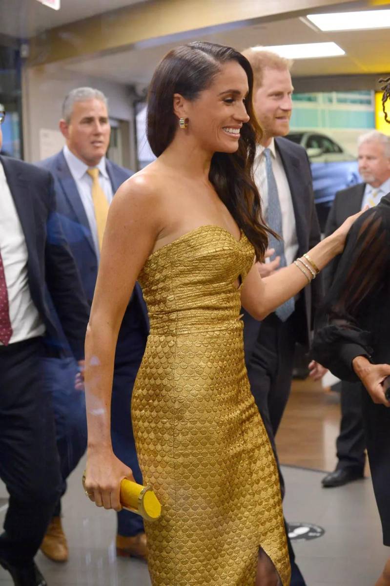 Con la cabellera suelta en ondas laterales y en un radiante diseño dorado, Meghan resplandeció en el evento realizado en el marco del 50 aniversario de la Ms. Foundation y que esa noche honró a cuatro “Women of Vision,” definidas como feministas agentes de cambio: la duquesa de Sussex, La Tosha Brown, fundadora de <a rel="nofollow noopener noreferrer" href="https://blackvotersmatterfund.org/" target="_blank">Black Voters Matter</a>; Wanda Irving, co-fundadora del <a rel="nofollow noopener noreferrer" href="https://www.drshalonsmap.org/" target="_blank"> Shalon’s Maternal Action Project</a> y Kimberly Inez McGuire, directora de <a rel="nofollow noopener noreferrer" href="https://urge.org/" target="_blank">Unite for Reproductive &amp; Gender Equity</a>. 