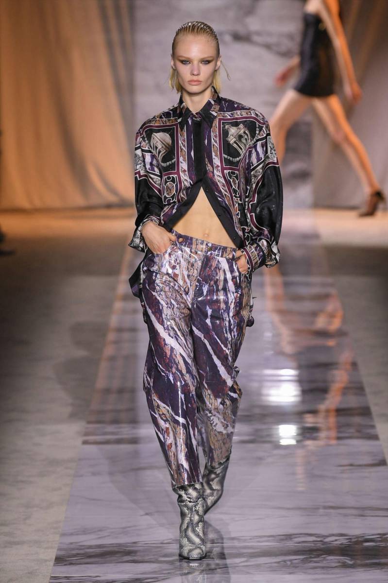 Pantalones planos y tops de seda en mármol