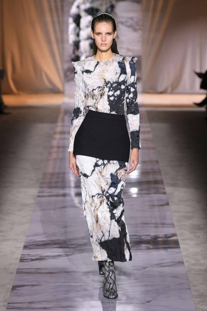 Vestido de de seda arrugada en blanco y negro tipo mármol, con una minifalda de color negro por encima
