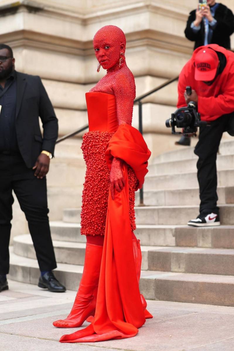 Doja Cat también firmó su asistencia al desfile de la marca francesa con un look totalmente rojo. La cantante llevó 30 mil cristales de Swarovski pegados directamente a su piel para el show. La falda bordada a mano, las botas largas rojas y un bustier de seda fueron la elección predilecta para la artista. Cabe agregar que su atuendo tenía mucho parecido a uno que se vio en la pasarela y ese lo vistió la modelo Mona Tougaard.