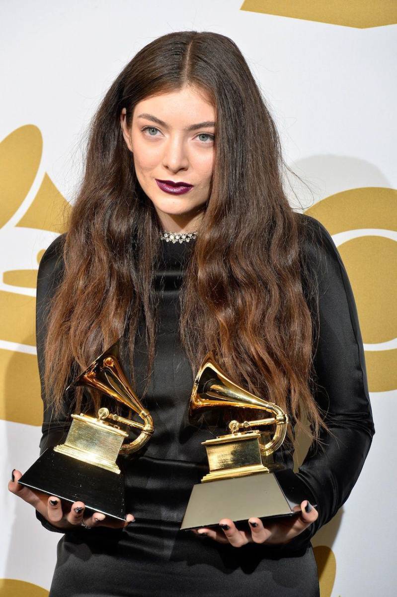 Lorde tenía 17 años cuando se convirtió en ganadora del Grammy a Mejor interpretación vocal pop solista durante la gala del 2014; fue en honor a su tema “Royals”, la cual se viralizó en las redes sociales.