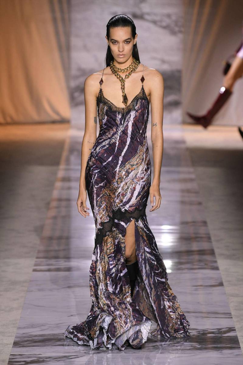 Vestido lencero de cóctel muy sexy y ajustado con estampado de mármol Statuarietto en gris pálido y añil alborea.