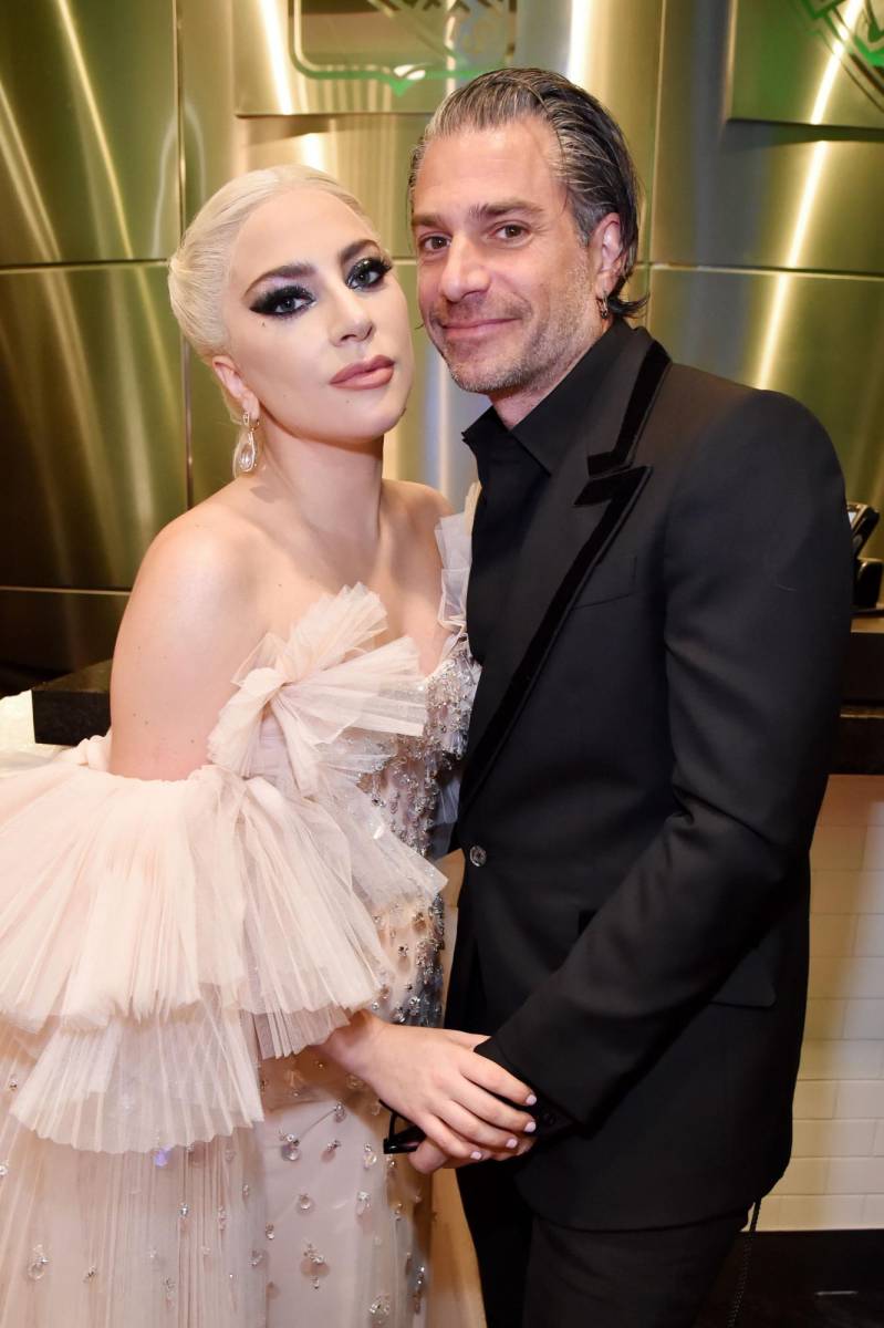 Lady Gaga y Christian Carino se comprometieron en octubre de 2018, mas terminaron luego de cuatro meses de relación. Al parecer, la cantante huye a las bodas porque ha estado múltiples veces comprometida, pero ninguno de sus novios quiere llegar al altar.