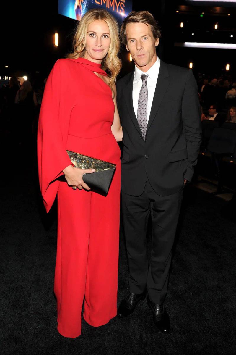 Julia Roberts y Daniel ModerEsta pareja se conoció en 2000, en el set de grabación de The Mexican, cuando Julia salía con Benjamin Bratt y él estaba casado con Vera Steimberg. Él pidió el divorcio un año después y para julio de 2002 ya habían contraído matrimonio.