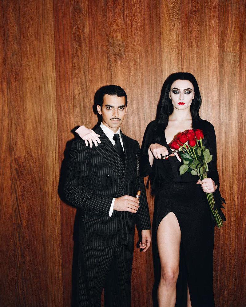 Morticia y Homero Adams¡El encanto oscuro está de moda en el 2023! La clásica pareja es la elección perfecta para canalizar la tendencia dark de este año. Con la elegancia gótica y humor macabro, ¡serán la sensación en cualquier fiesta de Halloween! Además, con la creciente popularidad de Merlina Adams, será un homenaje extra especial a la familia más excéntrica del mundo. 