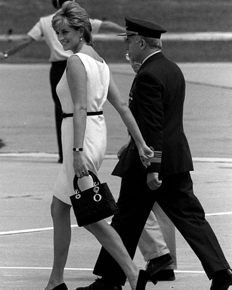 Poco después, Diana solicitó a la maison un bolso en azul marino, a juego con el color de sus ojos, petición que pronto le fue concedida. De ahí en adelante Dior rebautizó oficialmente el bolso con el nombre de Lady Dior.