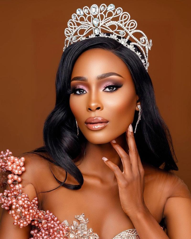 Sakhile Dube, una modelo de 27 años originaria de Bulawayo, ha sido coronada para representar a Zimbabue. Además de su carrera como modelo, Sakhile es estudiante de diseño de moda y estilismo en la Escuela de Moda de Milán, Italia. 
