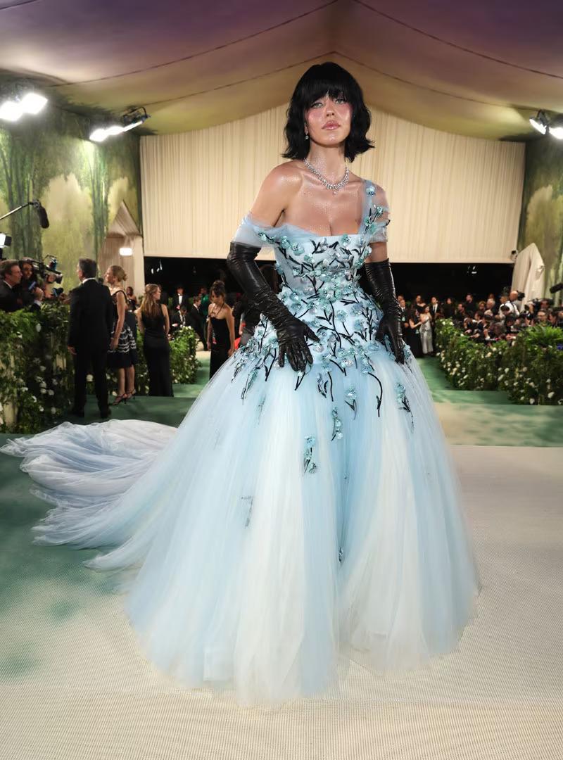 Sydney Sweeney eligió un vestido celeste con bordados, de Miu Miu.