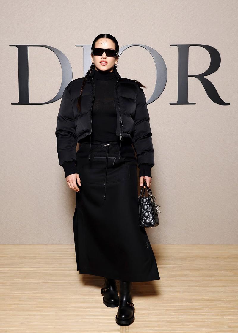 Rosalía comenzó su romance ya hace varios meses con la maison. Aquí con un total look negro de la firma en la Semana de la Moda de París en febrero pasado.