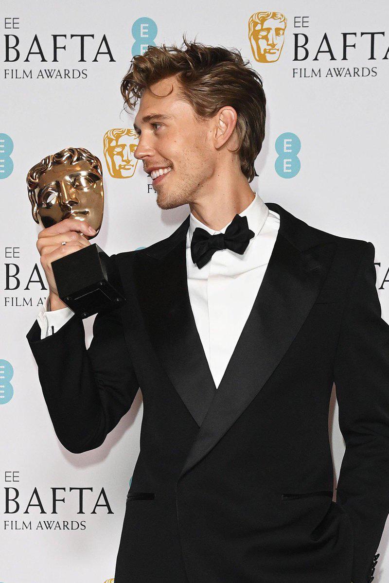 <b>Austin Butler- Mejor Actor </b>Butler se llevó el premio a mejor actor por su actuación de Elvis en la película donde explora la vida del rey del Rock ‘n’ Roll.