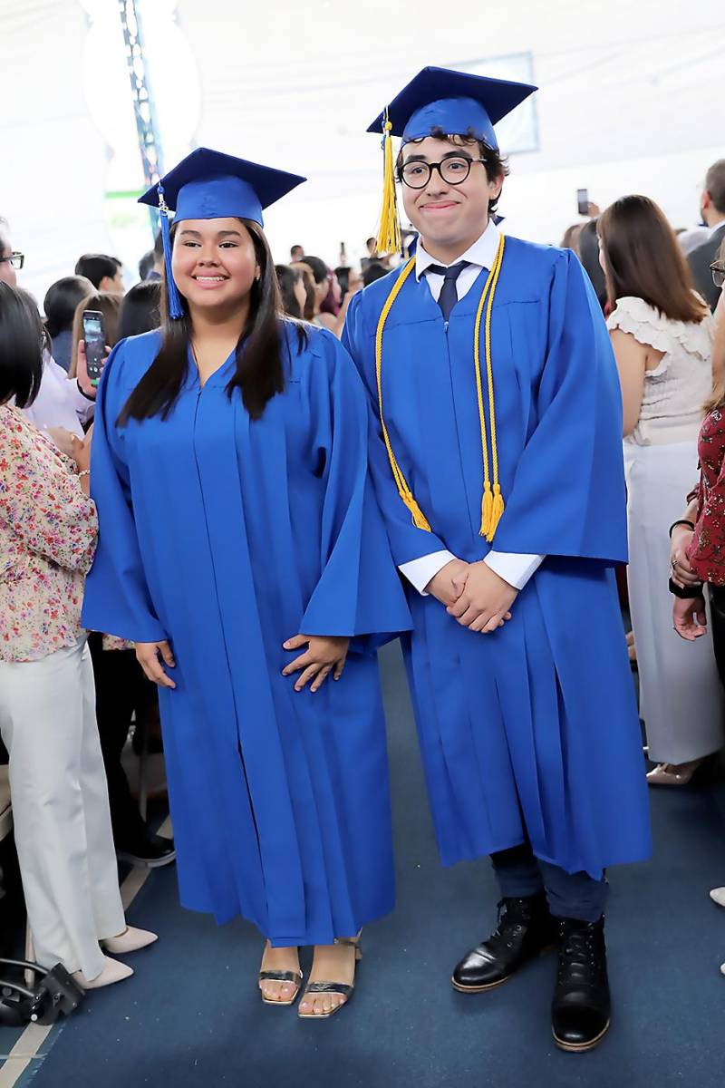 Desfile de graduados en Macris School 2023