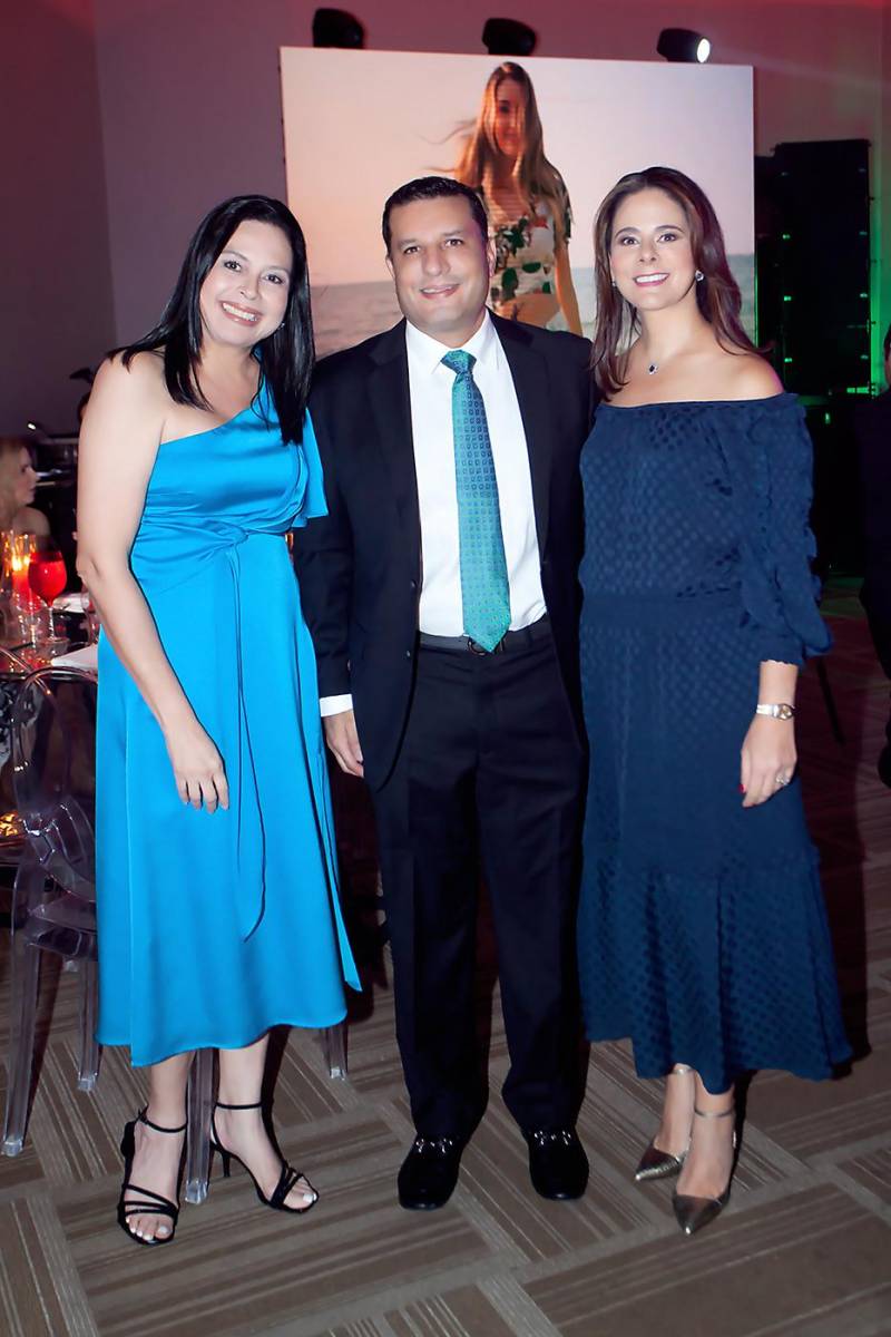 Claudia McNab con Samir y Heidy Chaín.