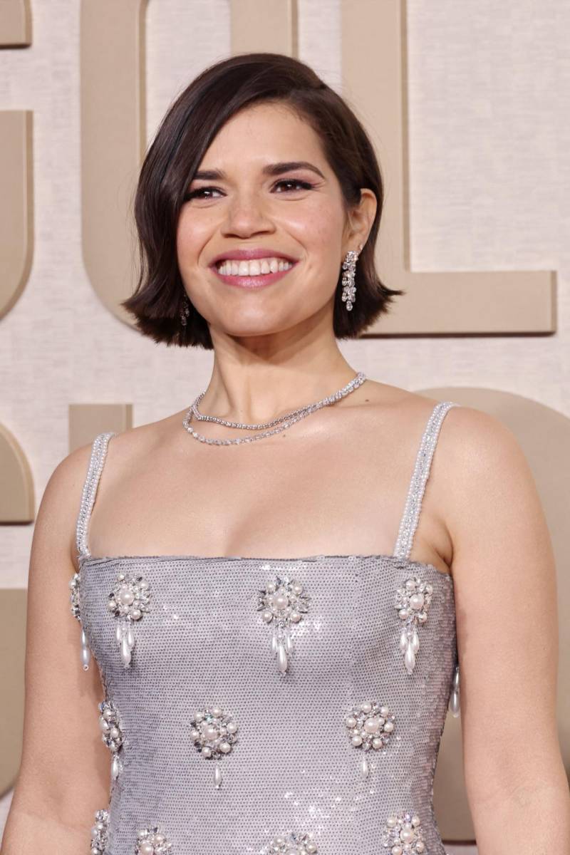 Ferrera, de raíces hondureñas, llevó su cabello corto suelto, con aretes largos y un collar double string