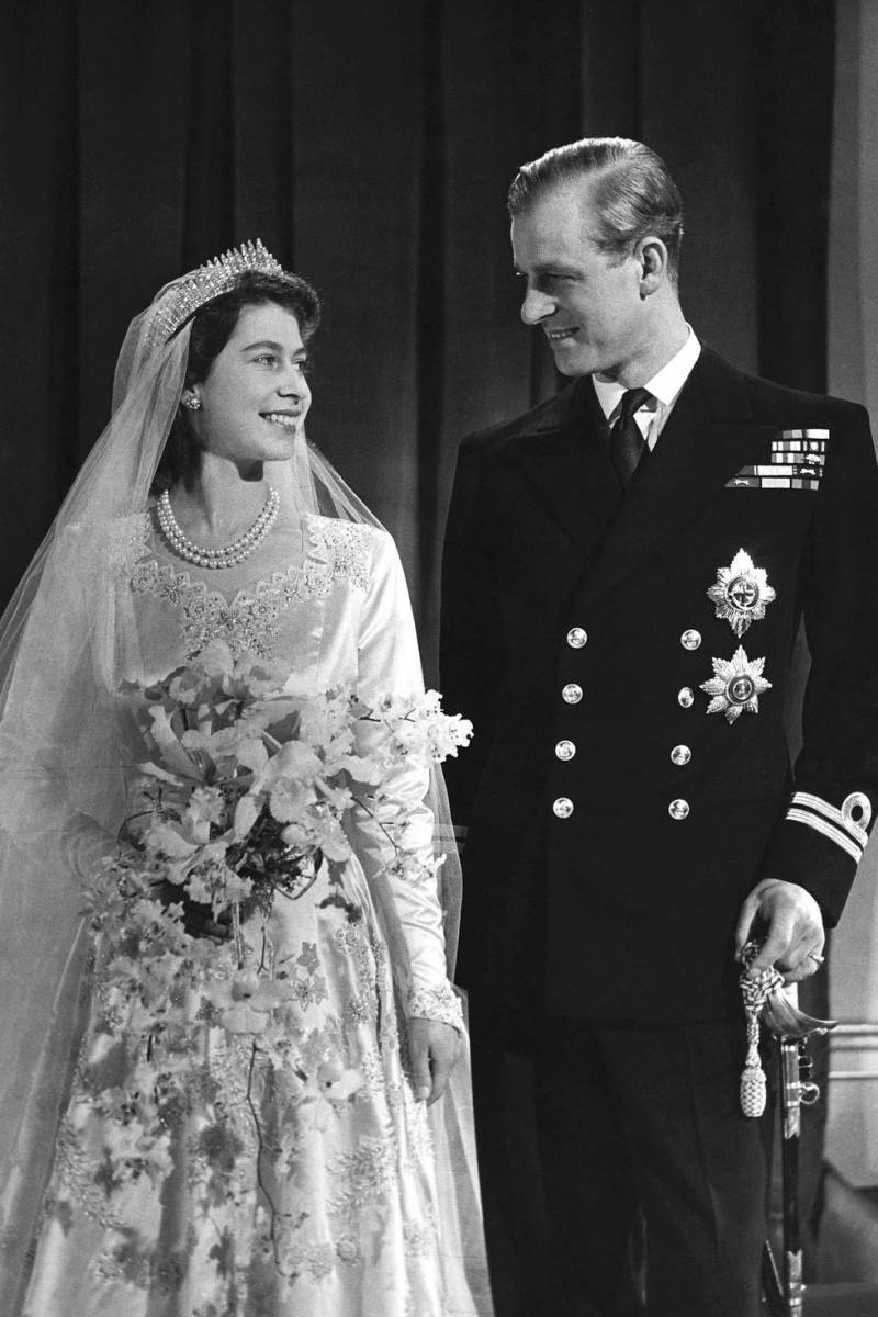Otro hecho curioso que atrajo la mirada de los medios es que cuando Isabel II fueproclamada reina surgió una disputa por el apellido de la familia real. Luego de que se casócon el duque Felipe ella adoptó su apellido, Mountbatten, por lo que el pensóque la casa real adoptaría el nombre Mountbatten, pero la reina María, viuda de Jorge VI—también conocida como la Reina Madre— y el primer ministro Winston Churchill semanifestaron en favor de mantener el nombre de la Casa de Windsor. El príncipe Felipe, porsu parte, se quejó: ‘’soy el único hombre en el país al cual no se le permite dar su apellido asus propios hijos’’. Los herederos al trono inglés llevan el apellido de la reina. Y solo losintegrantes varones de la casa real que no aspiran a la corona, incluido el propio príncipeFelipe, su apellido fue Mountbatten-Windsor desde 1955.