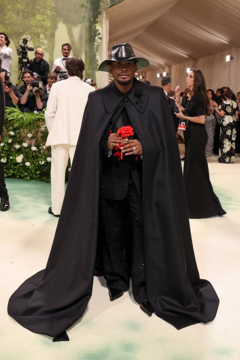 Usher.Elegancia masculina con alma de performer. Usher es sinónimo de sofisticación con ritmo. Esperamos smokings con algo inesperado: lentejuelas, seda o drama.