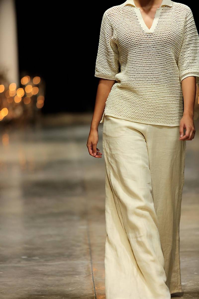 La armonía es definitiva en la colección que propone wide leg pants en lino que se complementan a la perfección con v-neck loose fit tops tejidos a mano.