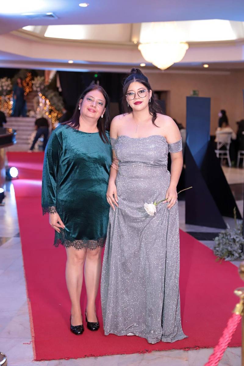 Desfile padres e hijos de la prom 2024 del Instituto Sagrado Corazón