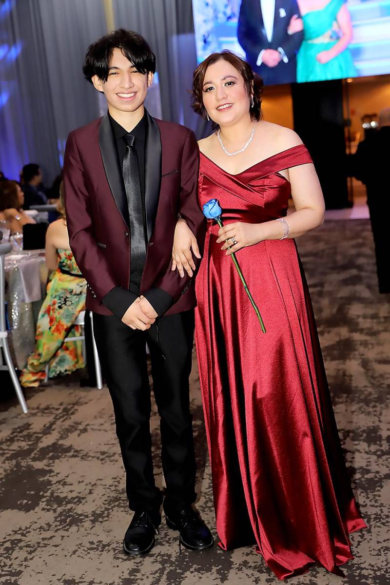 Juan Diego Castro con su madre Clarissa Urrutia