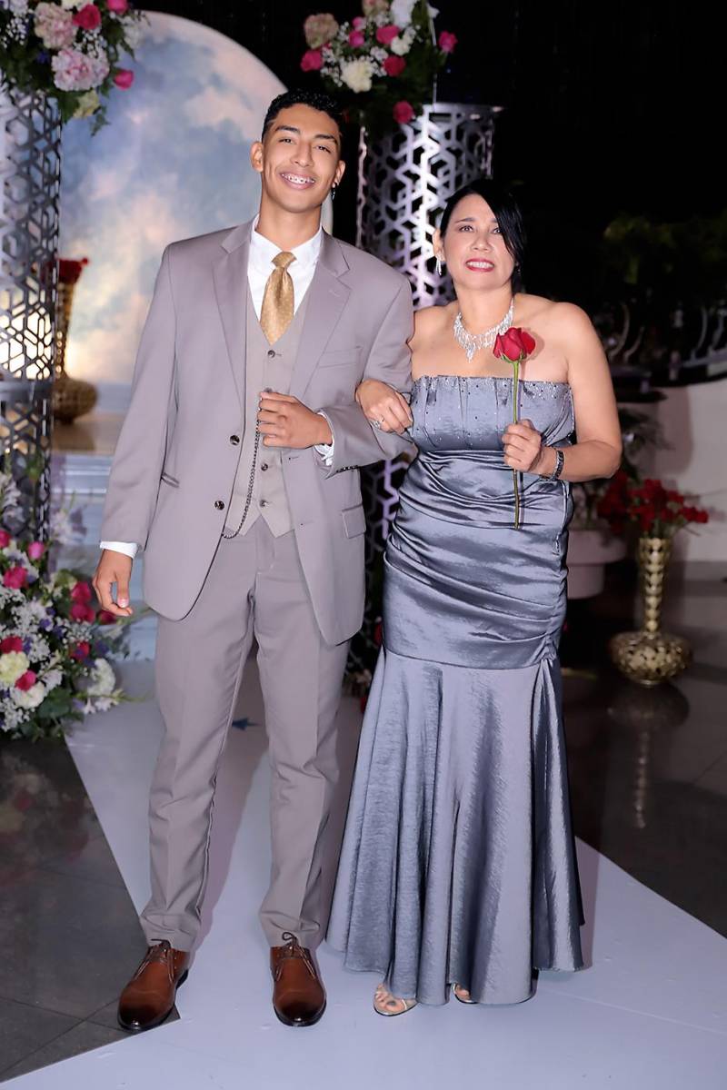Desfile padres e hijos de la prom 2024 del Instituto San José del Carmen