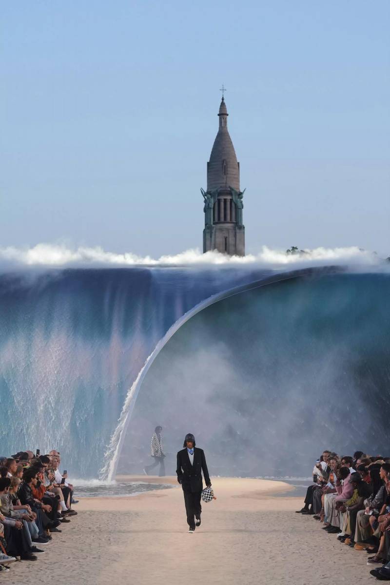 Una ola de agua de más de 8 metros, la arena cubriendo el suelo y la sensación de estar frente al mar hicieron del desfile una experiencia inolvidable. 