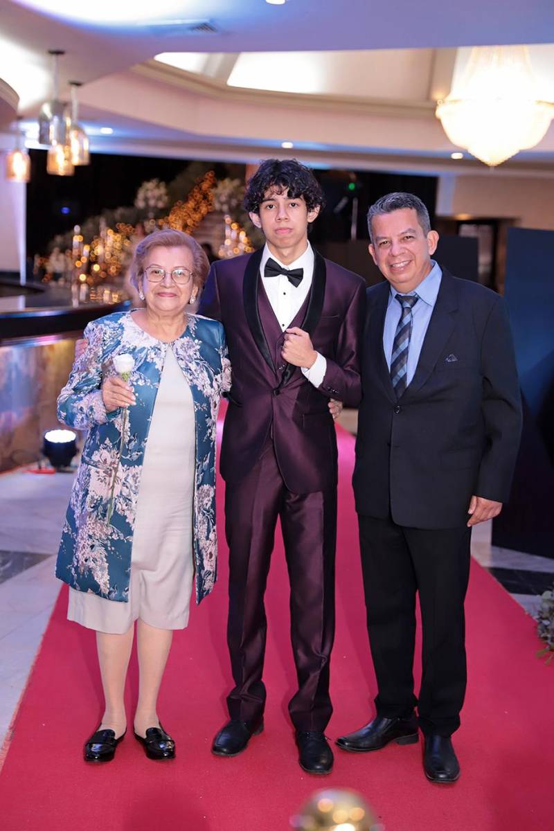 Desfile padres e hijos de la prom 2024 del Instituto Sagrado Corazón