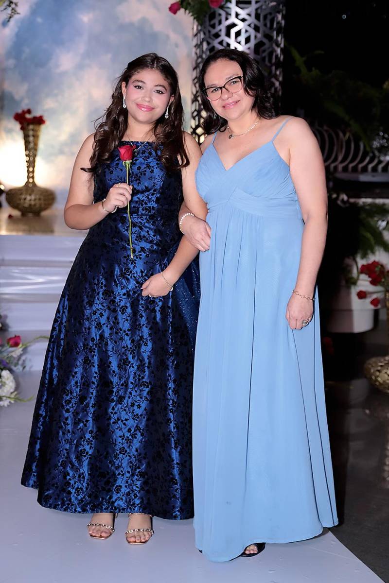 Desfile padres e hijos de la prom 2024 del Instituto San José del Carmen