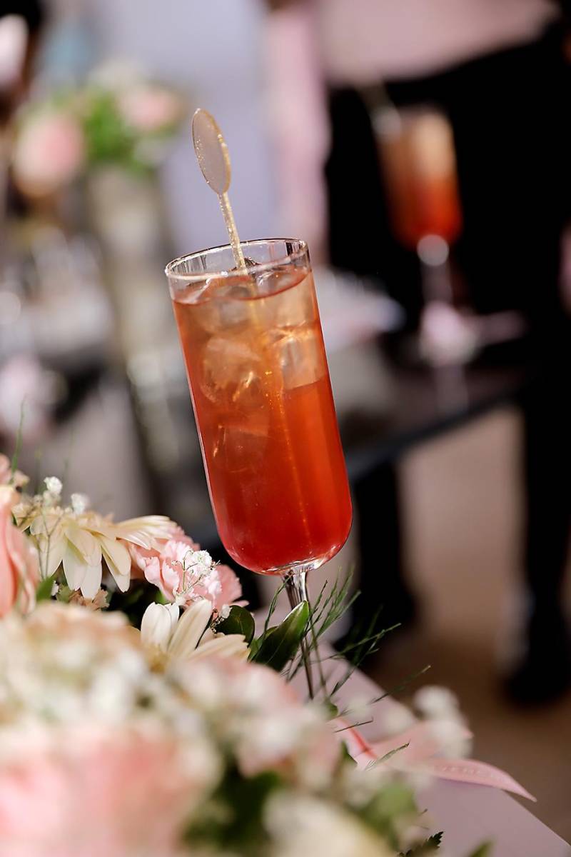 Las invitadas disfrutaron cocteles rosa que prepararon guiadas por un experto en mixology