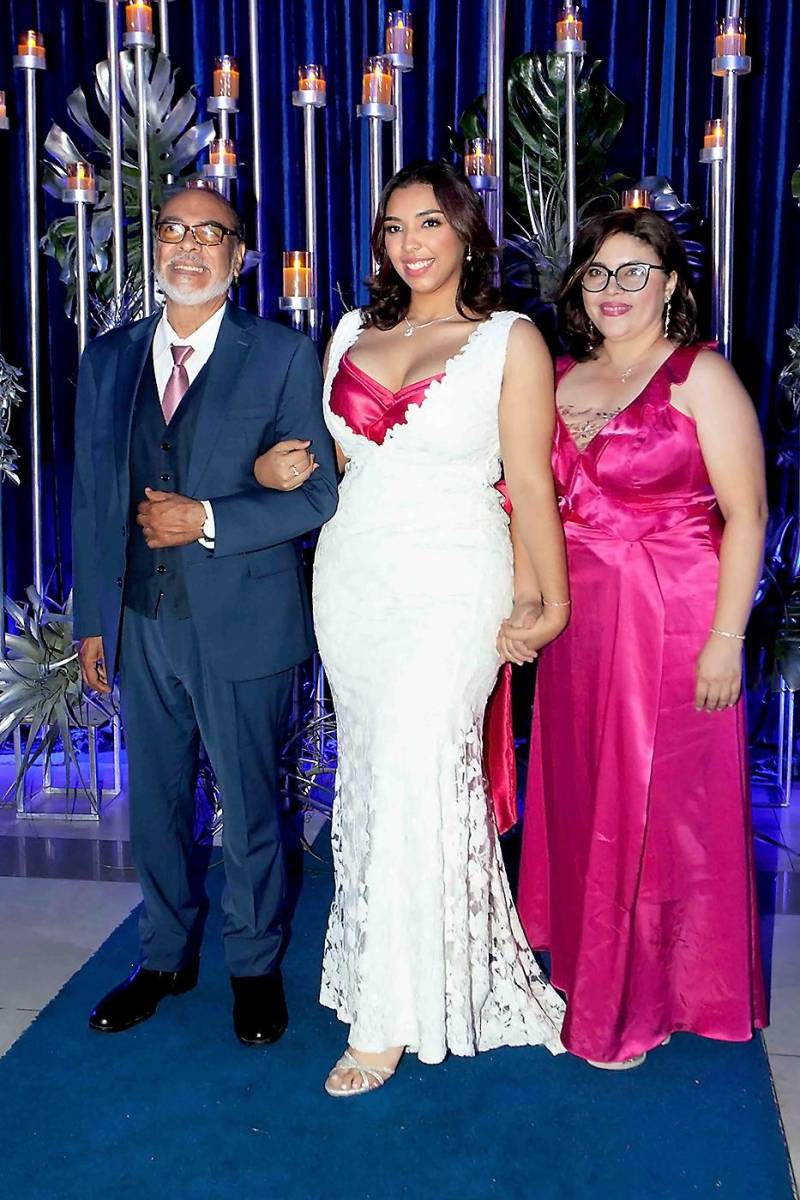 Desfile padres e hijos de la prom 2024 de la Escuela Episcopal El Buen Pastor