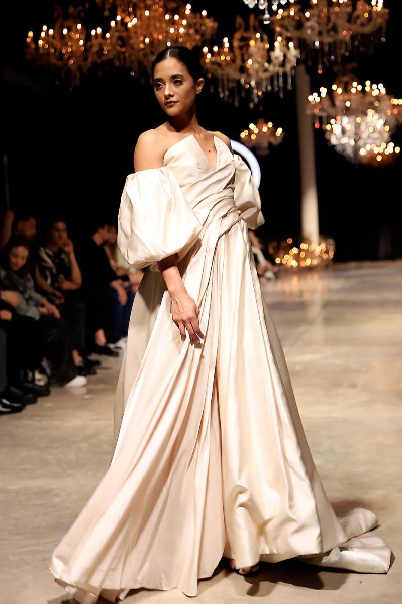 Matamala, quien encuentra inspiración en todo lo que le rodea, hizo gala de su creatividad y estilo femenino, con detalles de Alta Costura. Vestido off-the-shoulders con drapeado lateral 