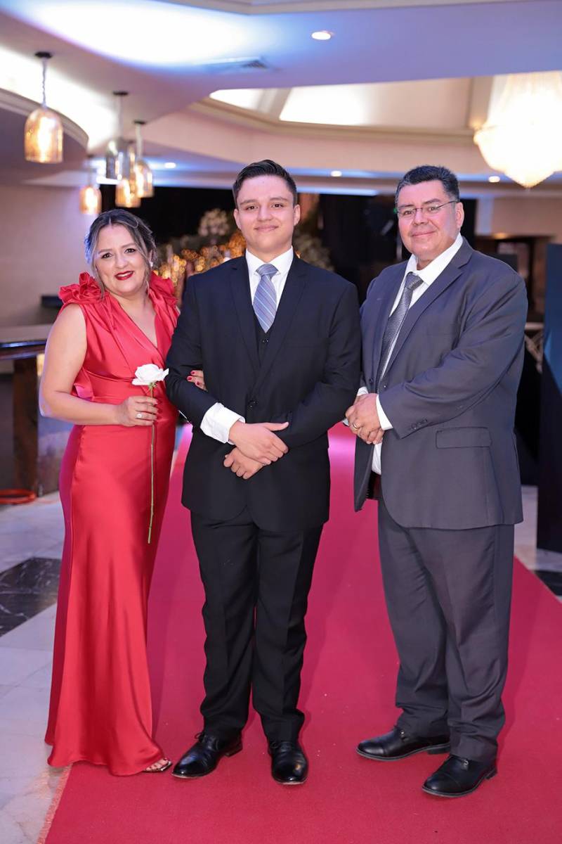 Desfile padres e hijos de la prom 2024 del Instituto Sagrado Corazón