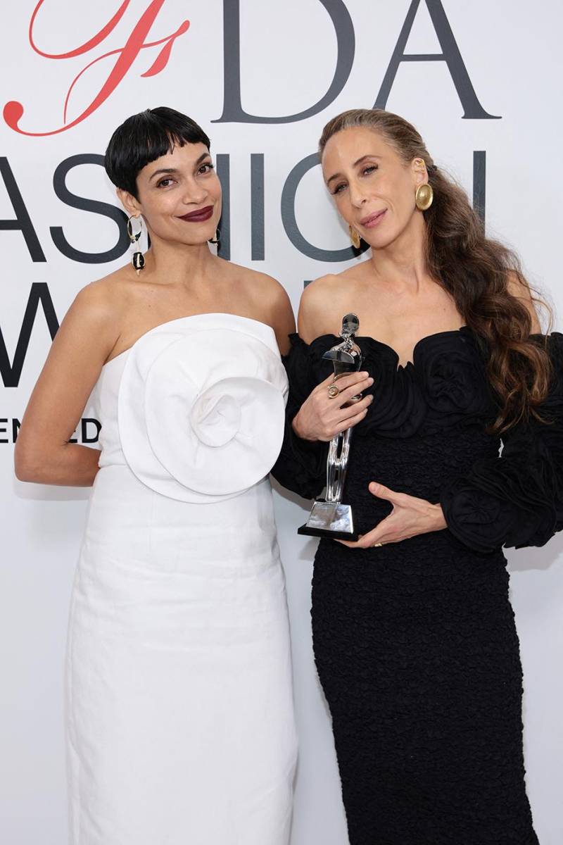 Mara Hoffman, ganadora del Environmental Sustainability Award con Rosario Dawson