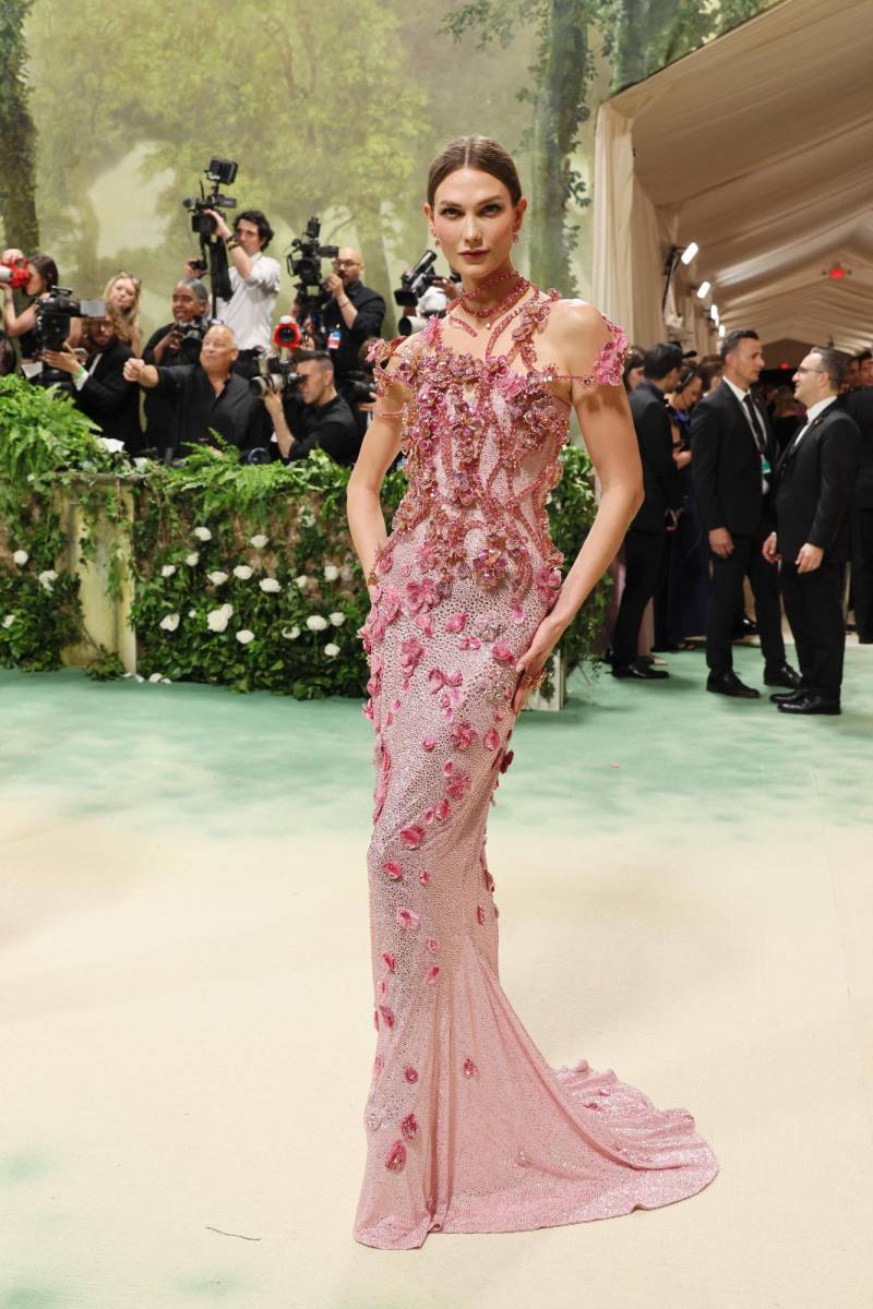 Karlie Kloss llegó a la gala en un vestido rosa pálido bordado a mano con 180 mil cristales Swarovski, creado por un equipo de siete personas durante 225 horas de trabajo. El corset lucía flores y pétalos en 3D, haciendo alusión a la blossom season, con guirnaldas elaboradas con más de 60 mil cristales.
